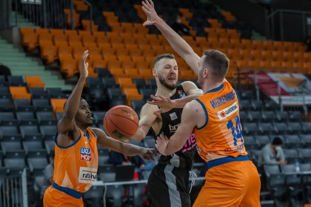 他用一记又 他用一记又