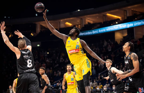 雄鹿正式宣布交易利拉德！里弗斯怒斥：他和哈登差的太多了.