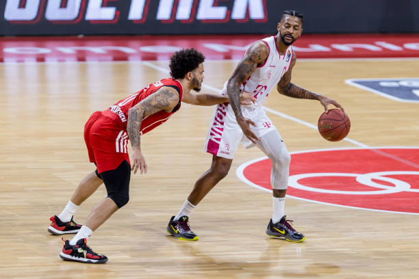 TA：萨拉赫和马内的关系很微妙，他们曾“争抢”过理疗师