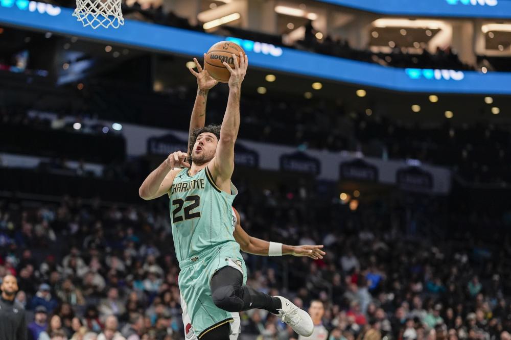 牵制力！英格拉姆借掩护击地妙传 珀尔特尔顺下轻松上篮！（制造威胁！英格拉姆绕掩护击地妙助，珀尔特尔顺下轻取两分！）